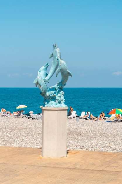 Batumi Georgia 30. August 2022 Delfinstatue an der Küste von Batumi