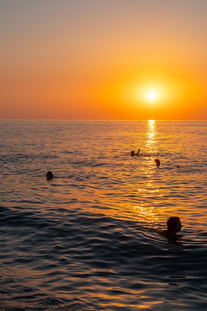 Batumi Geórgia 30 de agosto de 2022 Belo pôr do sol no mar negro Batumi