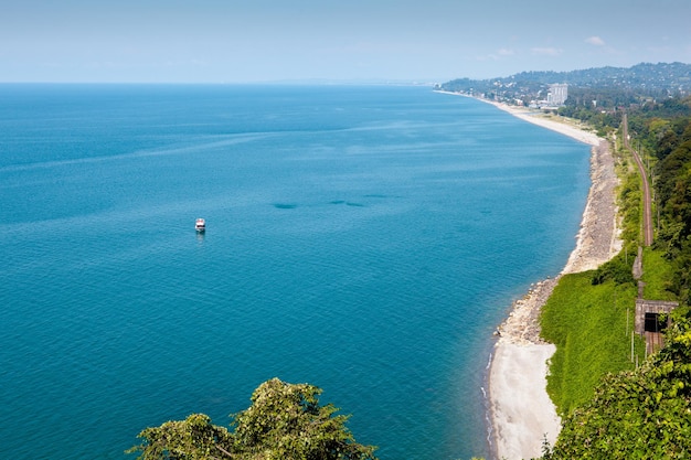 Batumi Georgia Schwarzmeer-Sommerlandschaft mit blauem Wasser und viel Grün auf den Hügeln