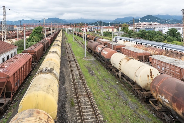 BATUMI GEORGIA SEPTIEMBRE 2021 largos trenes de carga con muchos vagones en el estacionamiento