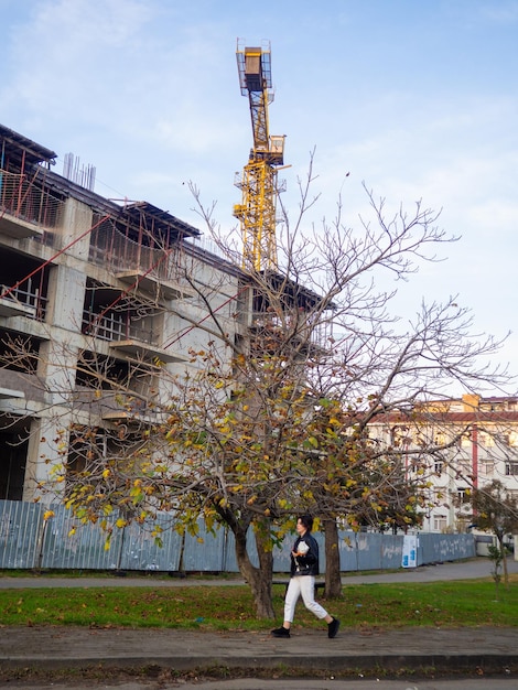 BatumiGeorgia 12012022 Guindaste de construção sobre uma casa inacabada Crise econômica Parou de construir paredes de concreto da casa Construção na cidade