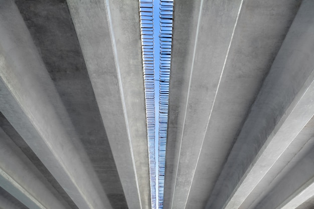 Bau der Brücke. Betonblöcke mit Verstärkung gegen den Himmel.