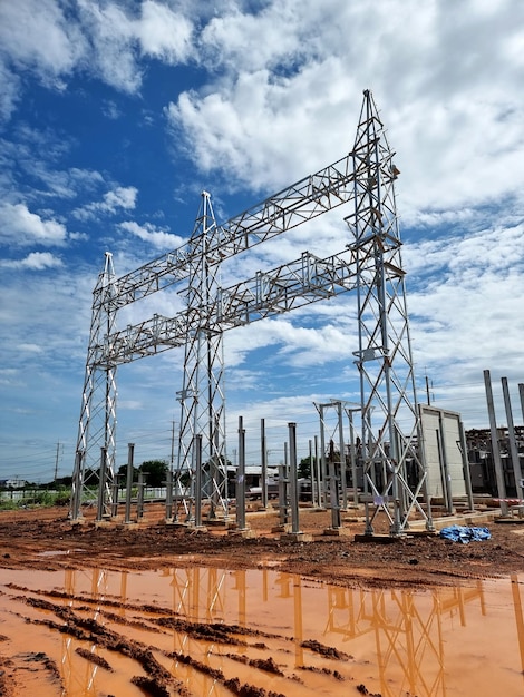 Bau der Umspannstation Stahlkonstruktion des Hochspannungsabnahmeturms in der Schaltanlage Leistungstransformator-Fundament und Steuergebäude