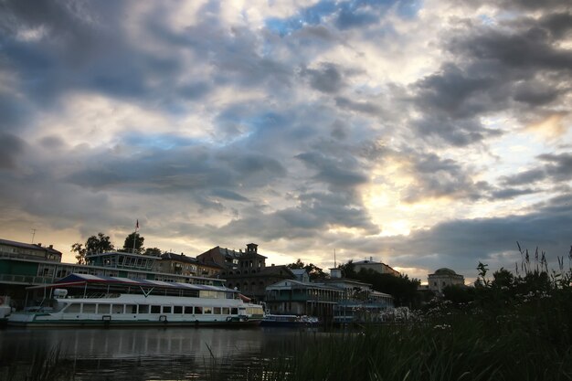 Bau des alten Piers bei Sonnenuntergang