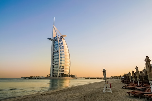 Bau des Burj al Arab am Strand