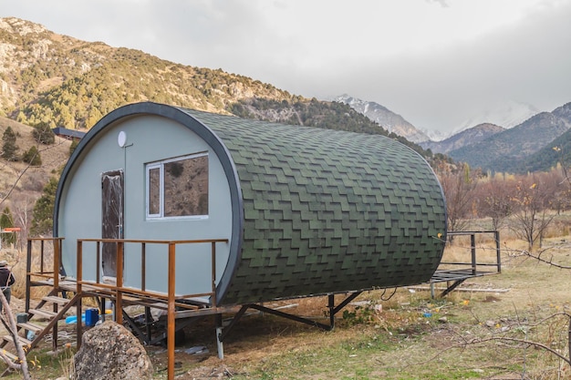 Bau einer Campingkapsel zum Campen in den Bergen Glamping auf dem Berghang