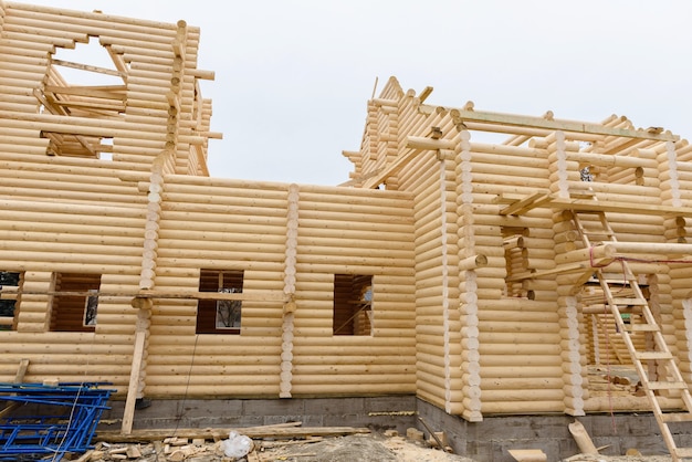 Bau einer christlichen Kirche aus mit Holz behandelten Holzscheiten von Hand ohne Nägel