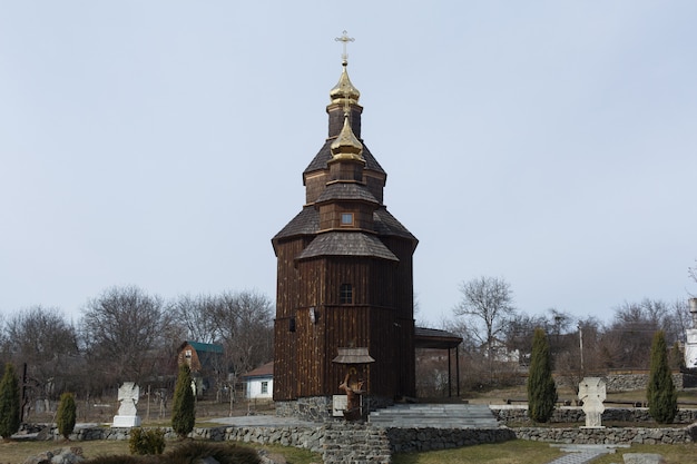 Bau einer Holzkirche im Dorf in der Ukraine. eine kleine alte orthodoxe Kirche in der Region Tscherkassy, Ukraine. beliebte Touristenroute in der Ukraine