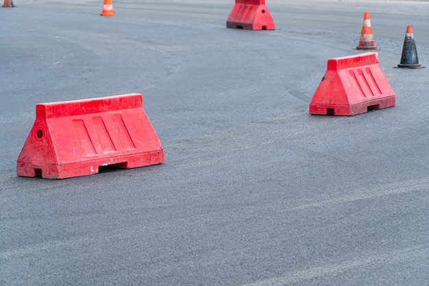 Bau einer Stadtstraße Frisch verlegter Asphalt Straßenarbeiten