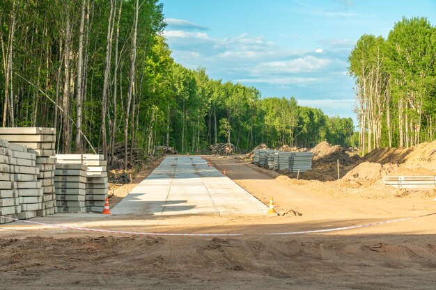 Bau einer Straße durch den Wald Die Straße in die Ferne