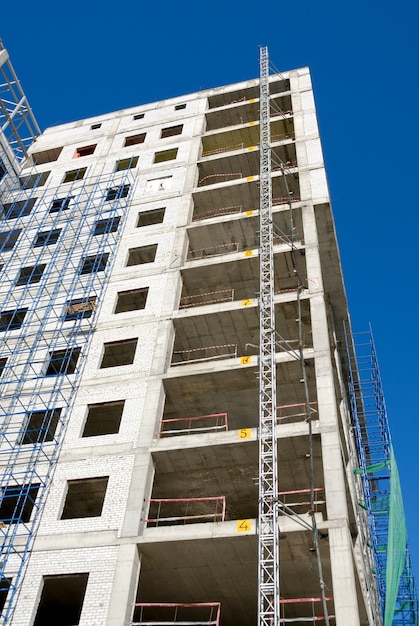 Bau eines Bürogebäudes aus Glas und Beton