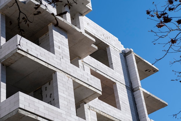 Bau eines Mehrfamilienhauses. Monolithische Betonstruktur und Schaumblock.