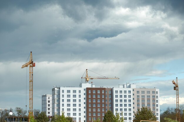 Bau eines mehrstöckigen GebäudesModernes Hochhaus Kräne bauen mehrstöckige Gebäude