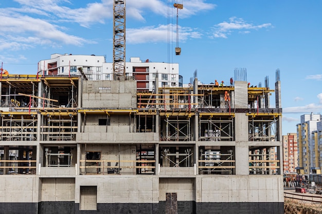 Bau eines monolithischen Stahlbetonhauses. Moderne Gebäudetechnik. Bau eines modernen mehrstöckigen Gebäudes.