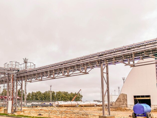 Bau eines neuen Komplexes im Werk Metallkonstruktionen sind in einer Höhe von Metallrohren befestigt