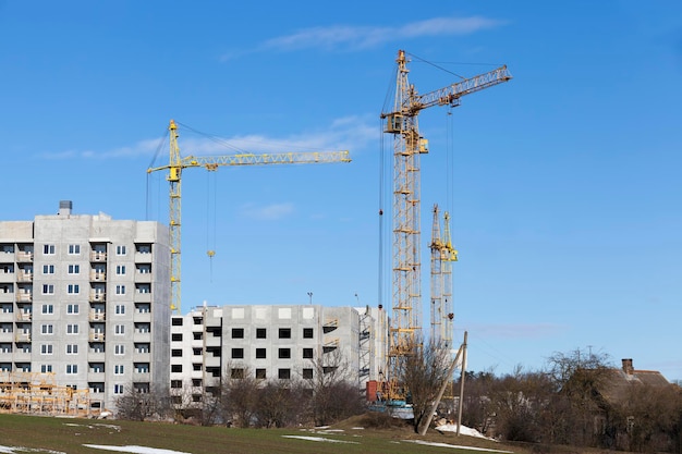 Bau eines neuen modernen Quartiers in einer Stadt