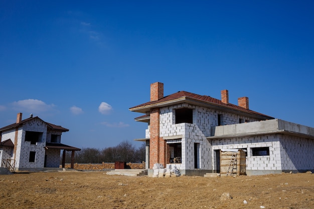 Bau eines zweistöckigen Landhauses aus einem Gasblock