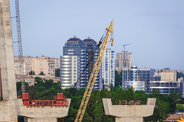 Bau neuer brücken über den dnjepr in saporoschje. ukraine. stadtlandschaft