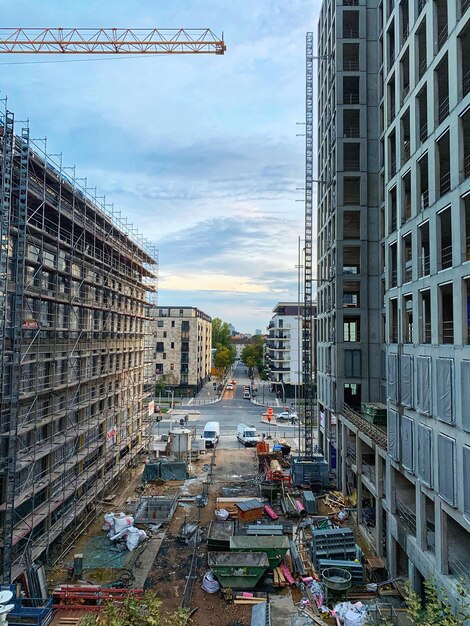 Foto bau neuer gebäude in der stadt von einem hohen aussichtspunkt gegenüber