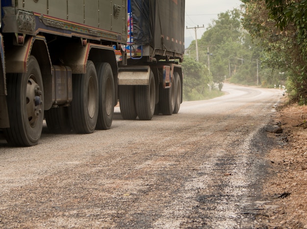 Bau-Straße mit runing Truck auf dieser Straße