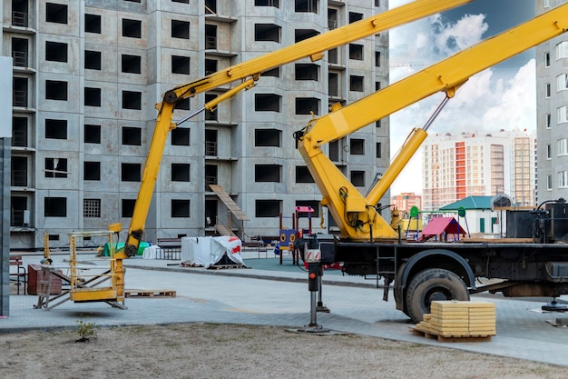 Bau-Teleskopturm oder Arbeitsbühne für Höhenarbeiten Leistungsstarke Arbeitsbühne zum Anheben von Bauarbeitern