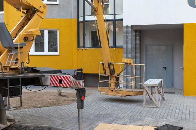 Bau-Teleskopturm oder Arbeitsbühne für Höhenarbeiten Leistungsstarke Arbeitsbühne zum Anheben von Bauarbeitern