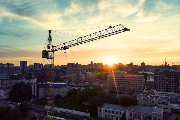 Bau unter Dämmerung Himmel Sonnenuntergang über der Stadt