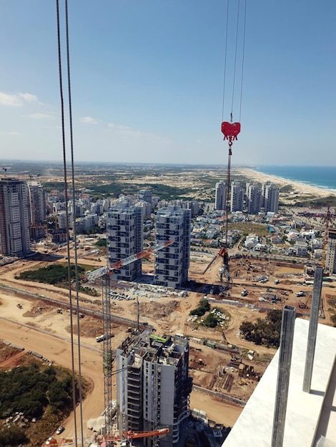 Bau von Häusern in Israel 2023 Draufsicht Hochhauskräne und Haken