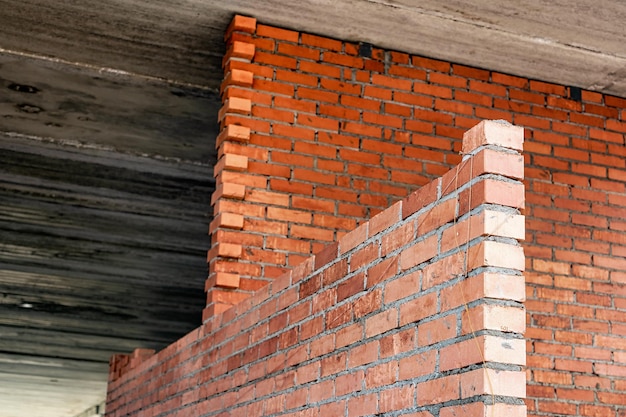 Bau von keramischen Ziegelwänden Keramoblock Hohlziegel Bau eines roten Backsteinhauses Nahaufnahme Material für den Bau von Wänden und Trennwänden