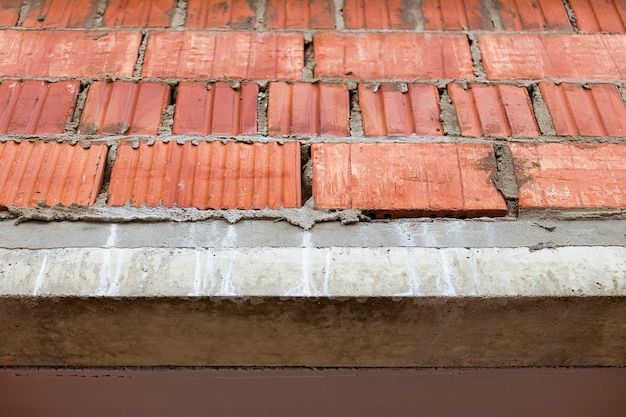 Bau von keramischen Ziegelwänden Keramoblock Hohlziegel Bau eines roten Backsteinhauses Nahaufnahme Material für den Bau von Wänden und Trennwänden