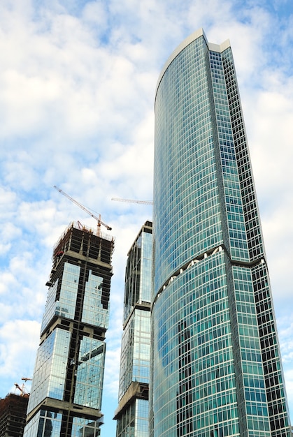 Bau von Wolkenkratzern aus Glas, Stahl und Beton eines Komplexes des Geschäftszentrums