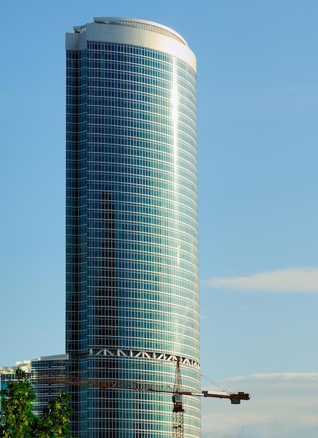 Bau von Wolkenkratzern aus Glas, Stahl und Beton eines Komplexes des Geschäftszentrums