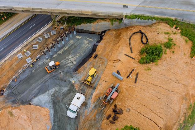 Bau zur Erneuerung auf Pfeilern der Betonbrücke eines im Umbau befindlichen modernen Straßenkreuzes in den USA