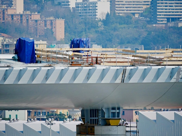 Bauarbeiten am Wiederaufbaugebiet der neuen Autobahnbrücke in der italienischen Stadt Genua