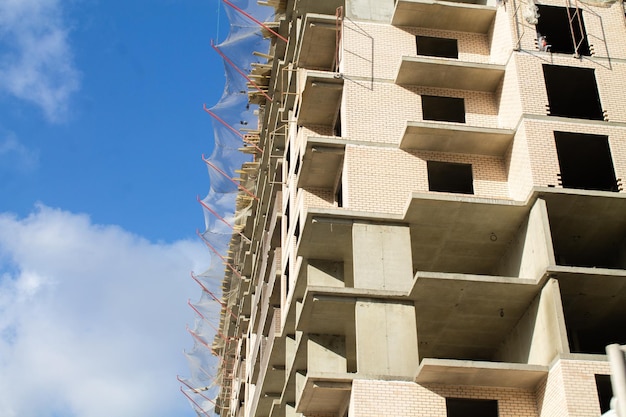 Bauarbeiten auf der Baustelle gegen den blauen Himmel