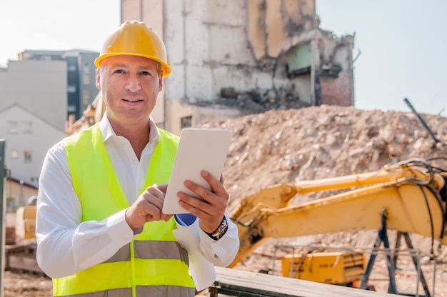 Bauarbeiter-Aktivität mit digitaler Tablette auf Baustelle