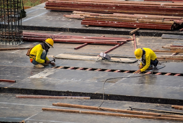 Bauarbeiter arbeiten auf der Baustelle