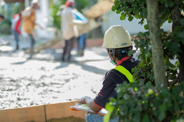 Bauarbeiter Baueisen Beton und Ausrüstung