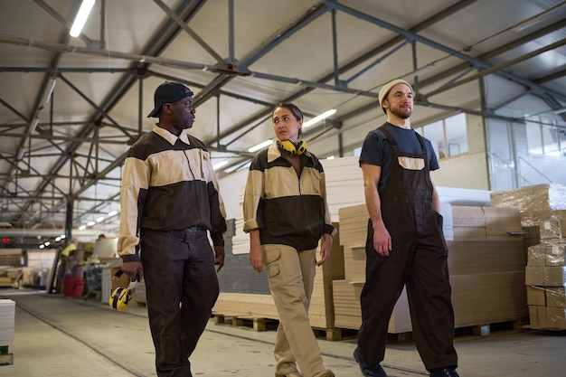 Bauarbeiter beenden die Arbeit im Werk