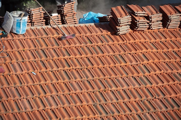 Bauarbeiter Dachziegel reparieren sonnigen Tag