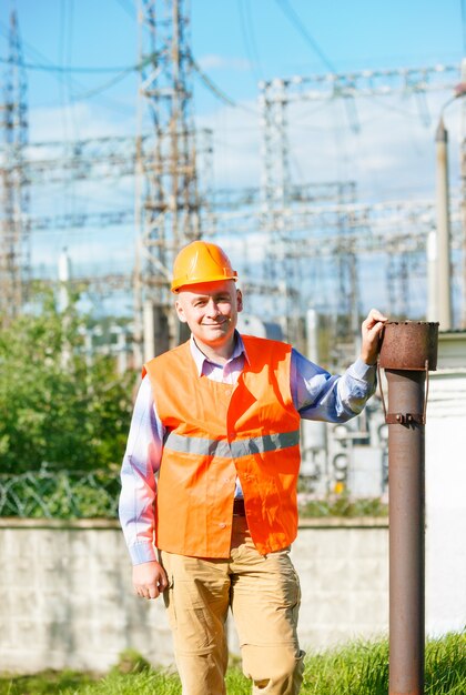 Bauarbeiter, der einen Helm des Umspannwerks trägt