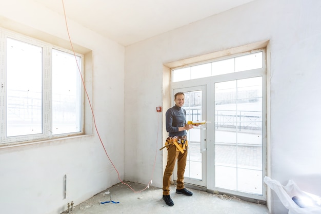 Bauarbeiter, der Fenster im Haus einbaut