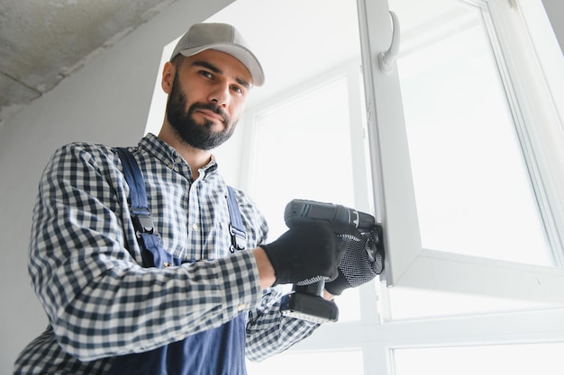 Bauarbeiter, der Fenster in Haus installiert