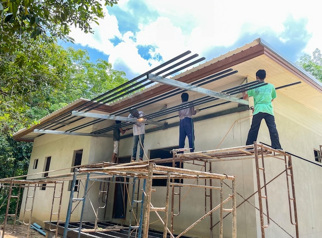 Bauarbeiter, der für neues Haus arbeitet