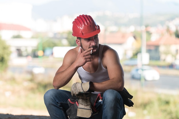 Bauarbeiter entspannt die frische Luft während der Arbeit