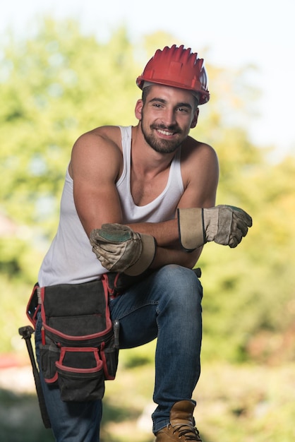 Bauarbeiter entspannt die frische Luft während der Arbeit