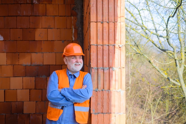 Bauarbeiter in Bauarbeiterhelm-Business-Industrie-Baumeister-Konzept bärtiger Mann im Anzug mit