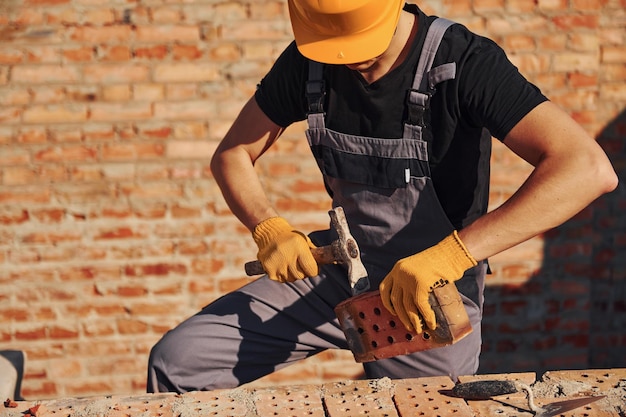 Bauarbeiter in Uniform und Sicherheitsausrüstung haben Arbeit am Bau