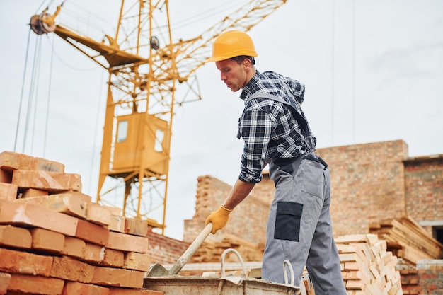 Bauarbeiter in Uniform und Sicherheitsausrüstung haben Arbeit am Bau