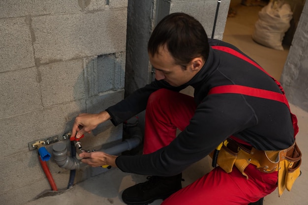 Bauarbeiter mit Bauwerkzeugen. Hintergrund der Hausrenovierung.